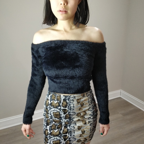 Divided Tops - Faux fur off shoulder long sleeve crop top